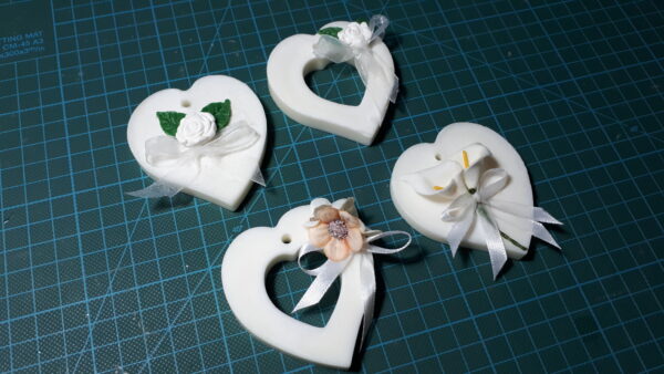 Cuori in cera con fiori in porcellana fredda
